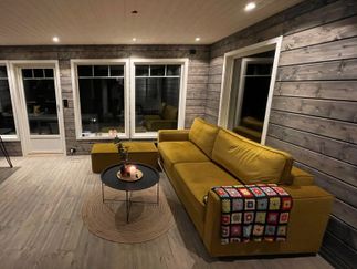 Heimbo hytte 65 stue med sennepsgul sofa og bord